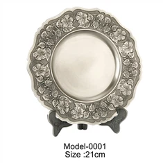 나무 스탠드 랙이 있는 금도금 금속 기념품 접시